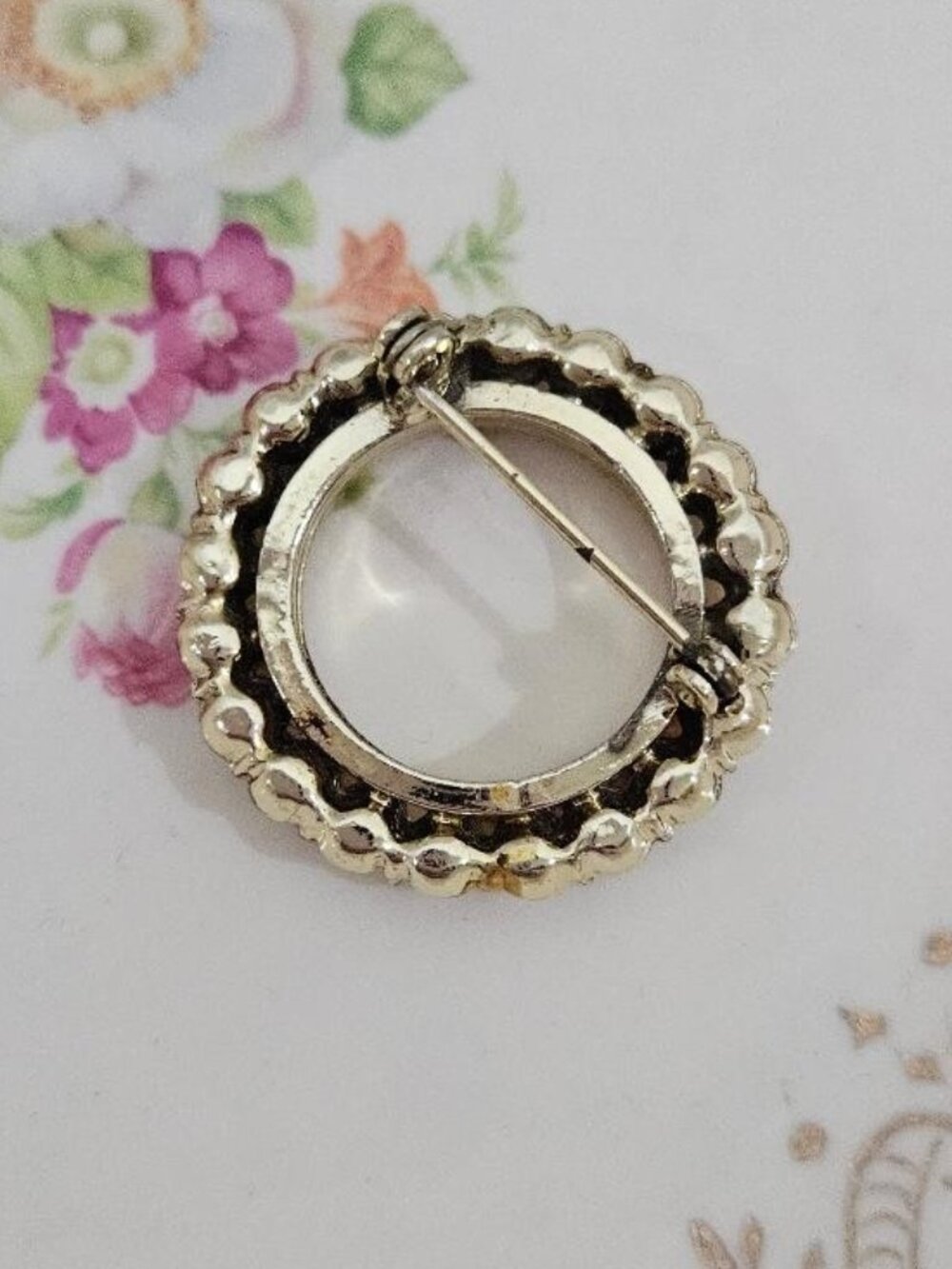 VINTAGE RETRO FAUX PEARL GOLD CIRCLE PETITE PIN BROOCH - Picture 3 of 4